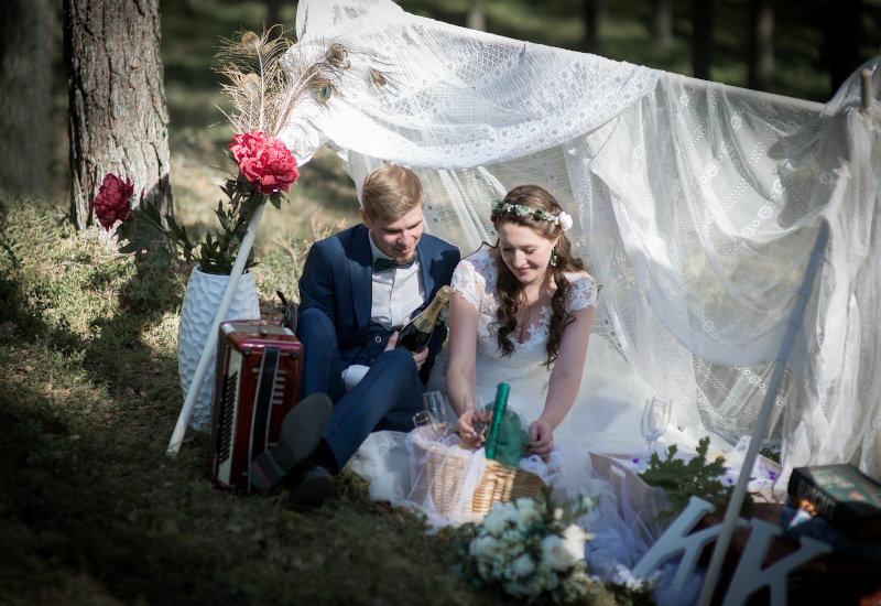 Brautpaar in einem Park, der für die Hochzeit dekoriert wurde