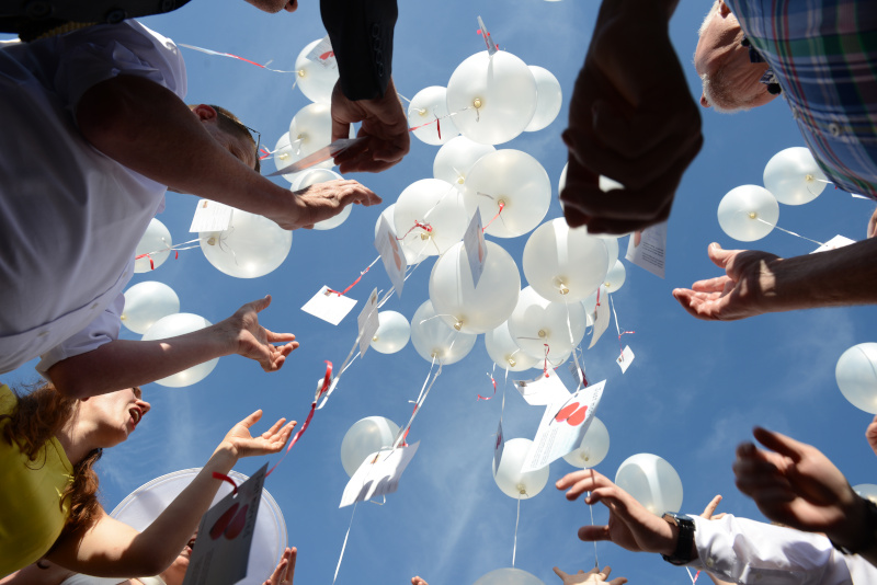 Fliegende Ballone bei einer Hochzeit