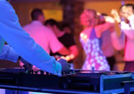 DJ spielt auf einer Hochzeit