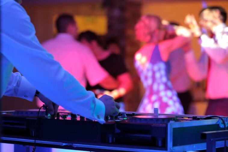 DJ spielt auf einer Hochzeit