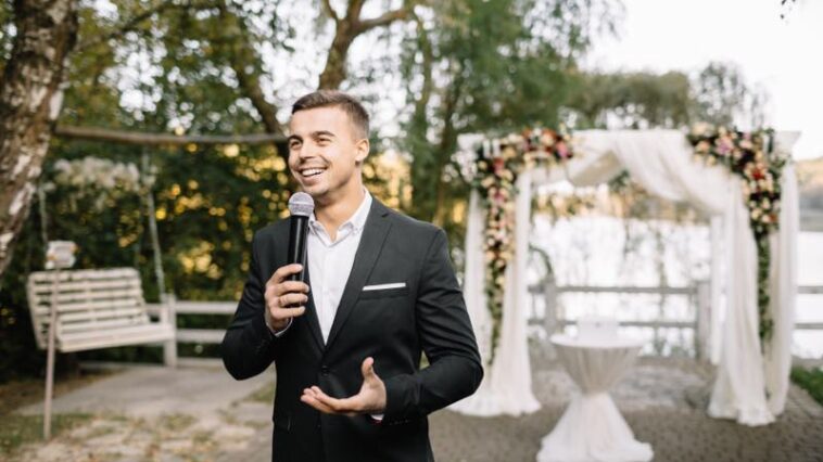 Trauredner auf einen freien Hochzeit