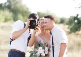 Hochzeitsfotograf macht Bilder mit dem Brautpaar