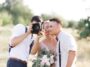 Hochzeitsfotograf macht Bilder mit dem Brautpaar