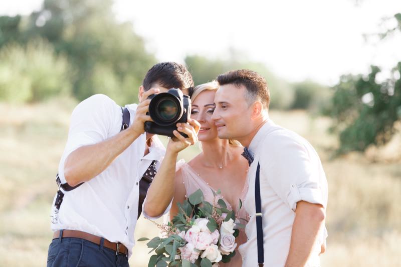 Hochzeitsfotograf macht Bilder mit dem Brautpaar